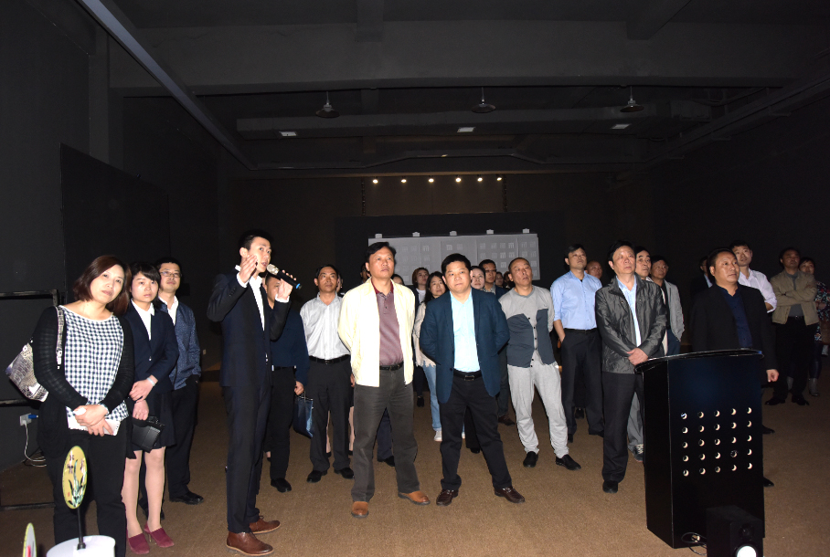 新媒體互動體驗裝置、新媒體創(chuàng)意藝術(shù)作品吸引了調(diào)研團成員的目光