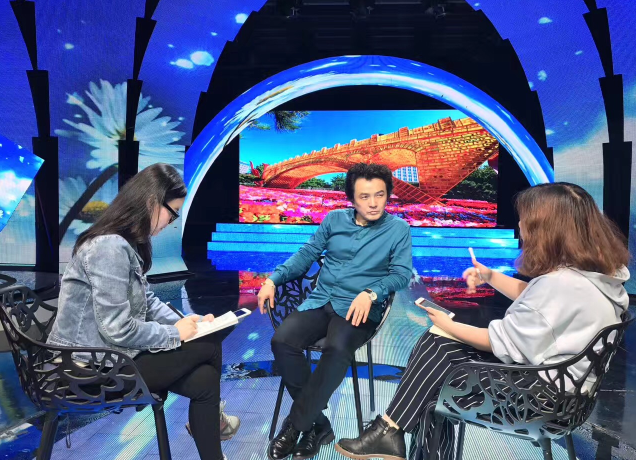 張?zhí)旄γ襟w見面會(huì)”在918博天堂多功能演播廳