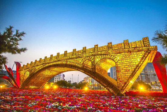 大型景觀雕塑《絲路金橋》
