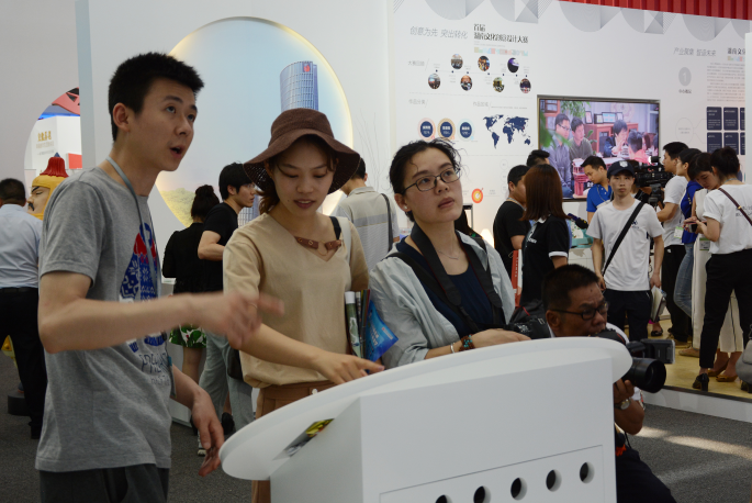 918博天堂新媒體互動(dòng)裝置藝術(shù)《數(shù)字瀟湘》吸引大量觀眾競(jìng)相體驗(yàn)