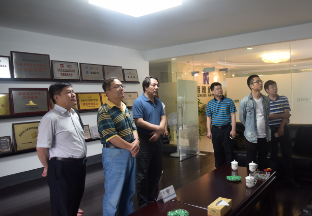 中國照明學會舞臺電影電視照明專業(yè)委員會調(diào)研組成員蒞臨918博天堂產(chǎn)業(yè)園走訪調(diào)研