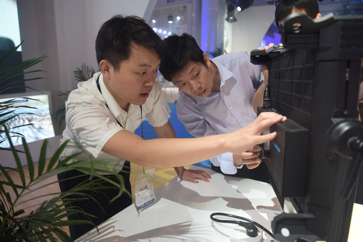 324PR-7色平板柔光燈反響強(qiáng)烈