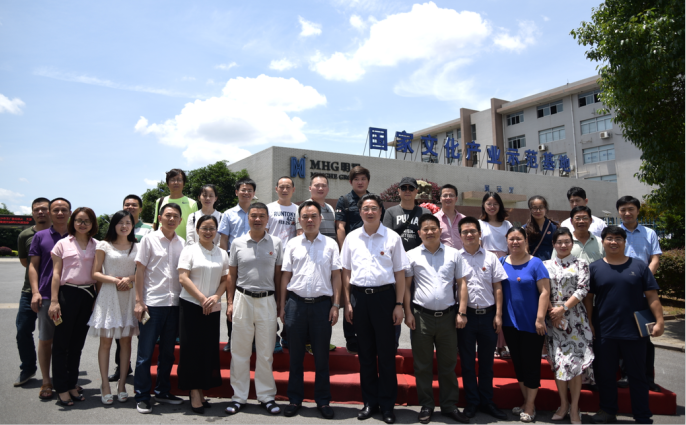 長沙市文廣新局機(jī)關(guān)一支部黨組織與博天堂(btt)官網(wǎng)-918博天堂,讓你更精彩黨支部成員合影留念