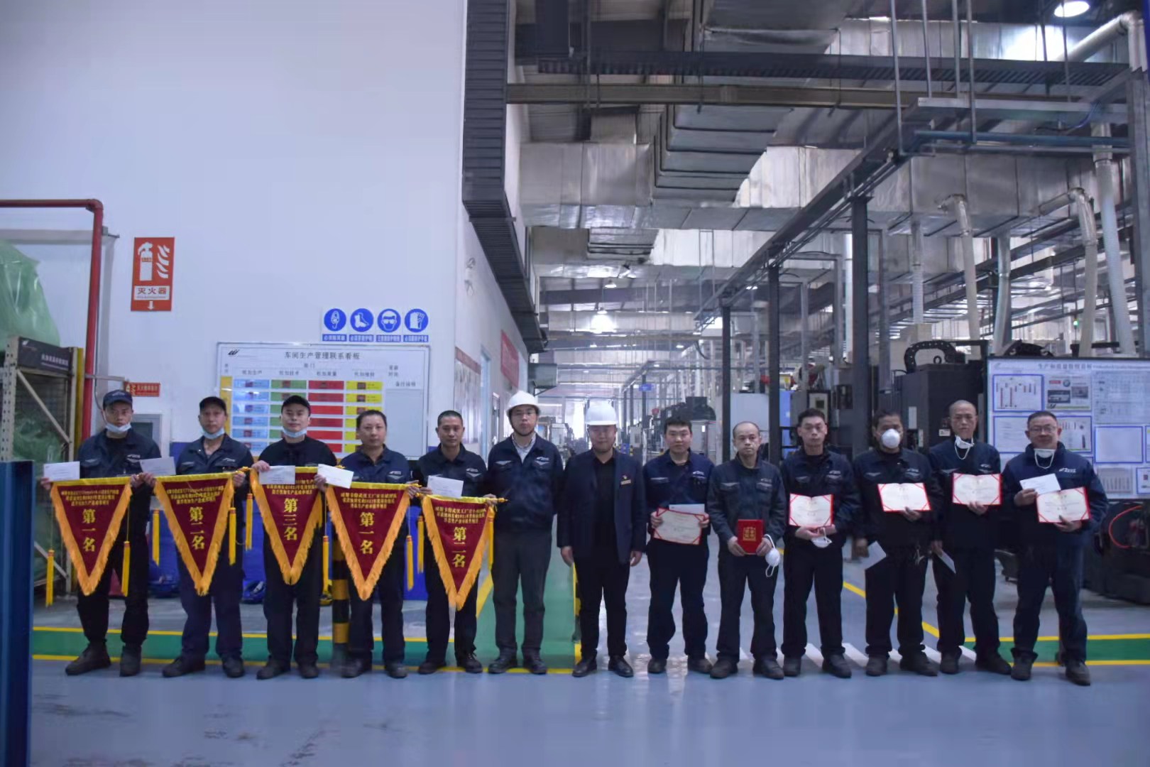 送獎(jiǎng)到崗鼓舞士氣 激勵(lì)斗志再奮進(jìn)1.jpg