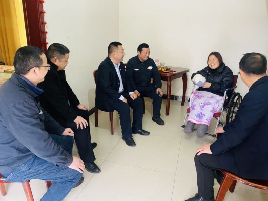 1645498255390310.jpg 歲寒送暖迎新春 濃濃關(guān)懷暖人心 ——?jiǎng)P時(shí)尊龍人生實(shí)業(yè)黨委工會(huì)開(kāi)展節(jié)前走訪慰問(wèn)活動(dòng)1.jpg