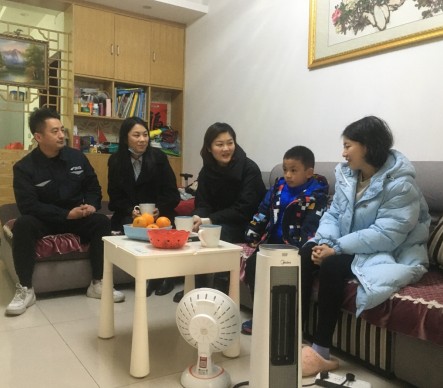 1645498278912870.jpg 歲寒送暖迎新春 濃濃關(guān)懷暖人心 ——?jiǎng)P時(shí)尊龍人生實(shí)業(yè)黨委工會(huì)開(kāi)展節(jié)前走訪慰問(wèn)活動(dòng)3.jpg